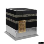 Orta Boy Kare Kabe Maket Kutu 28,5 cm + Orta Boy Arapça Sıvama Kapak Kabe Kuran-ı Kerim + Lüks Tafta Seccade + Cam İnci Tesbih Hediye Seti