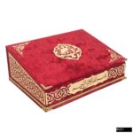 Azra Serisi Kadife Kaplamalı Ahşap Plaket Kutu + Orta Boy Arapça Kadife Kuran + Lüks Tafta Seccade + Taşıma Çantası Hediye Seti