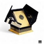 Harameyn Serisi Küçük Boy Çift Kapılı Kadife Kaplamalı Kabe Maket 20x20x20 + Meva Serisi Cep Boy Arapça Bilgisayar Hatlı Metalize Kuran-ı Kerim - Gold