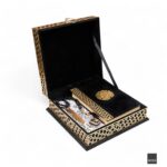 FN Zümrüt Serisi 30x30x11,5 Çeyiz Kutusu + Orta Boy Bilgisayar Hatlı Arapça Kadife Kuran-ı Kerim + Lüks Tafta Seccade + Cam İnci Tesbih + Taş Süslü Zikirmatik Seti - Görsel 2