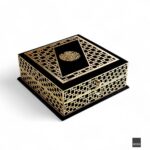 FN Zümrüt Serisi 30x30x11,5 Çeyiz Kutusu + Orta Boy Bilgisayar Hatlı Arapça Kadife Kuran-ı Kerim + Lüks Tafta Seccade + Cam İnci Tesbih + Taş Süslü Zikirmatik Seti